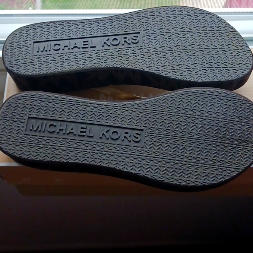 Michael Kors Flip Flop - Picture 3 of 5